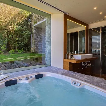 Villa Laveno-mombello Sleeps 9 With Pool And Air Con *
