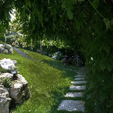 Laveno-mombello Sleeps 9 With Pool And Air Con
