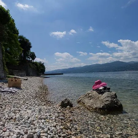 Villa Laveno-mombello Sleeps 9 With Pool And Air Con *