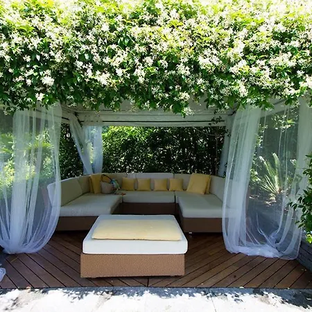 Laveno-mombello Sleeps 9 With Pool And Air Con *