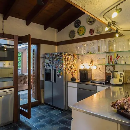 Villa Laveno-mombello Sleeps 9 With Pool And Air Con Laveno-Mombello
