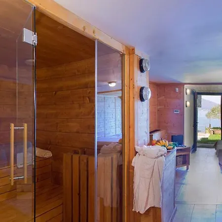 Laveno-mombello Sleeps 9 With Pool And Air Con Villa *