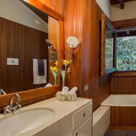 Villa Laveno-mombello Sleeps 9 With Pool And Air Con