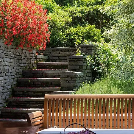 Villa Laveno-mombello Sleeps 9 With Pool And Air Con
